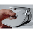 Kép 4/5 - A beépített zuhanyváltó vizes kézzel is könnyen működtethető.