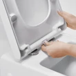 Kép 4/8 - A WC ülőke egy gomb megnyomásával levehető, ezáltal könnyen tisztítható.